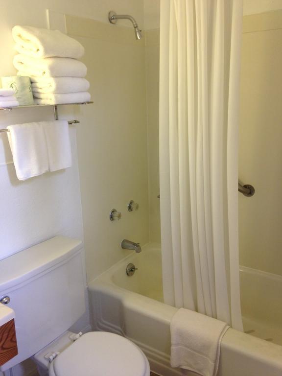 Indianhead Motel Ironwood Room photo