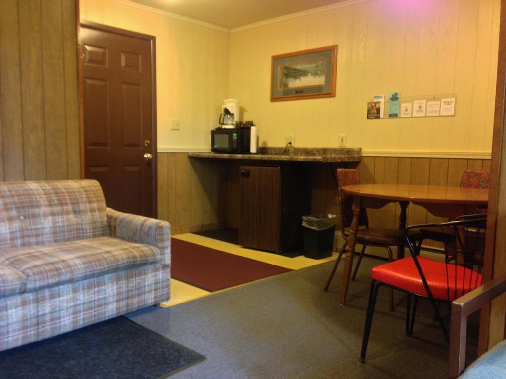 Indianhead Motel Ironwood Room photo