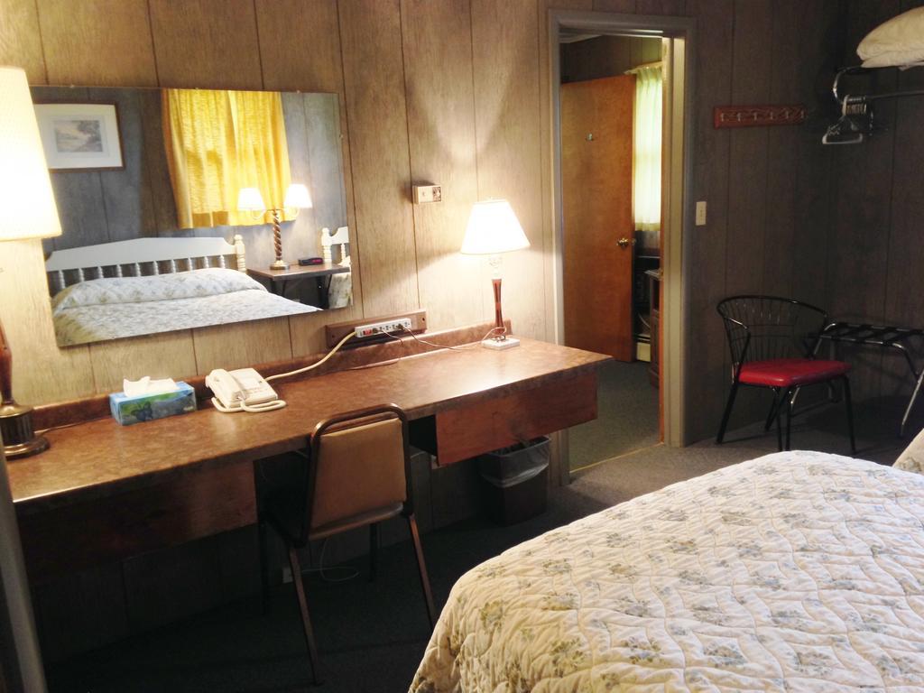 Indianhead Motel Ironwood Room photo