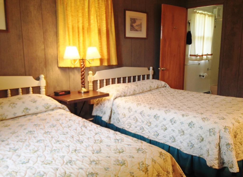 Indianhead Motel Ironwood Room photo