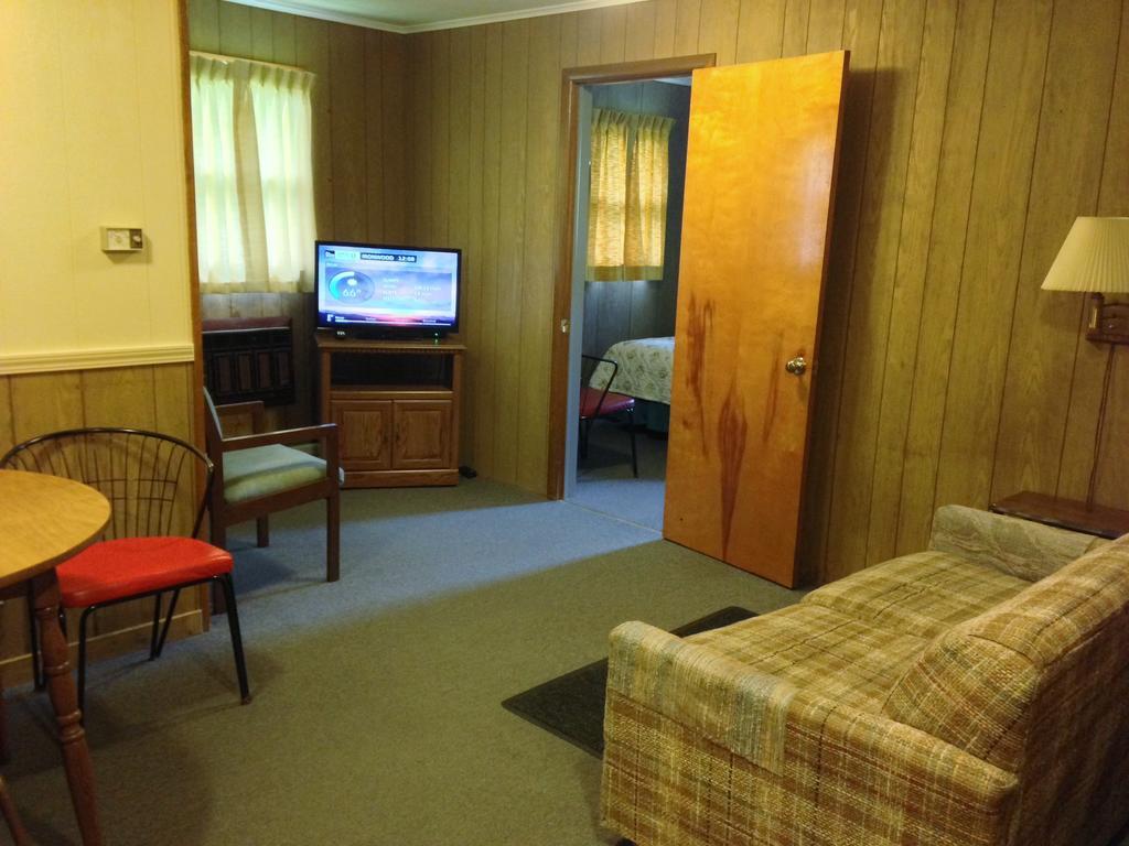 Indianhead Motel Ironwood Room photo